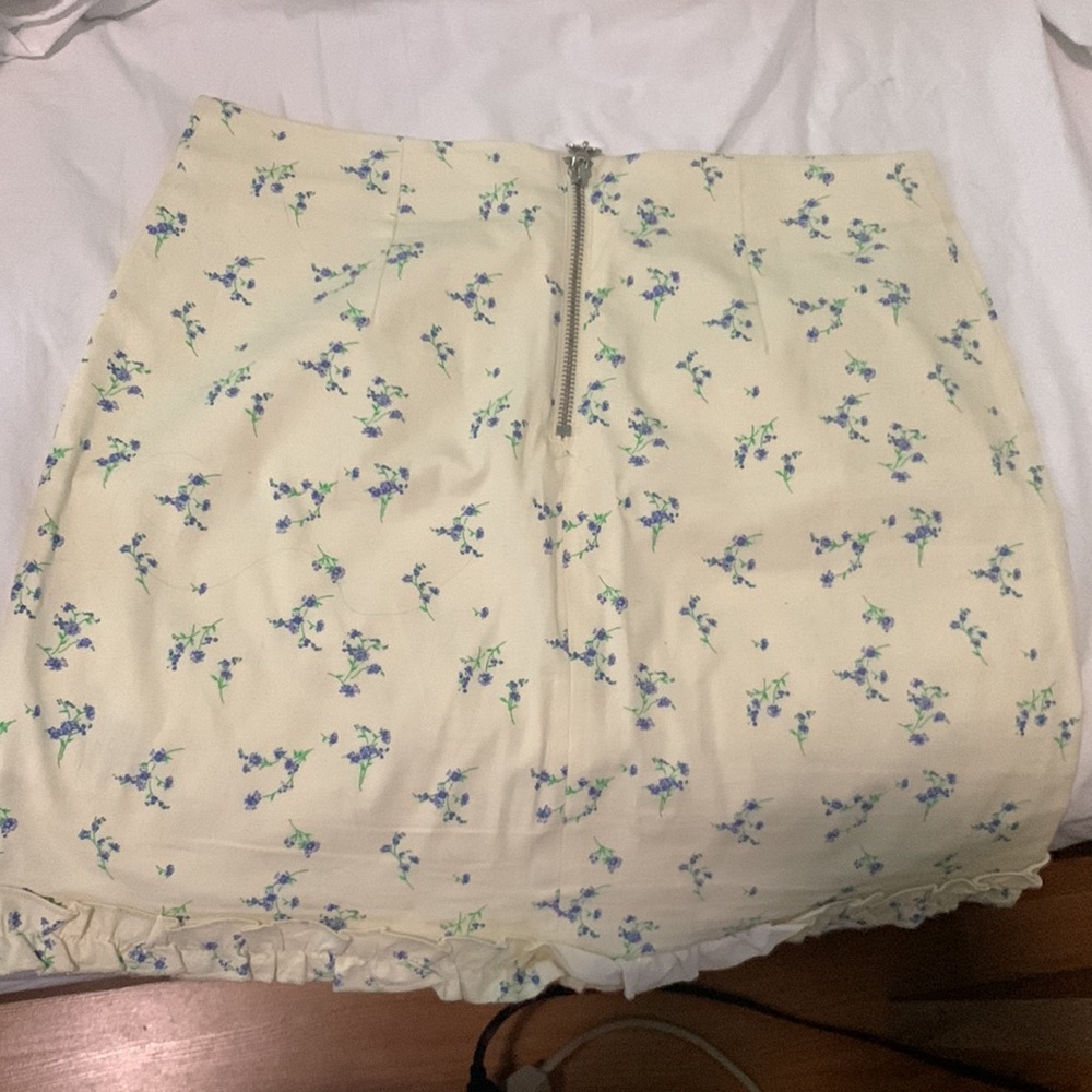 floral skirt size medium - Picture 2 of 3